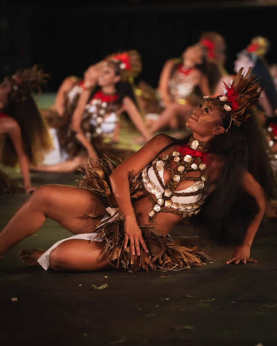 Manohiva — couleurs et costumes